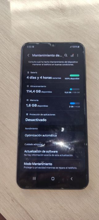 Samsung Galaxy A13 con funda protectora