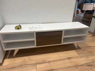 Mueble TV bajo blanco y madera