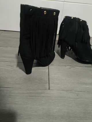 Botines tacón flecos negros