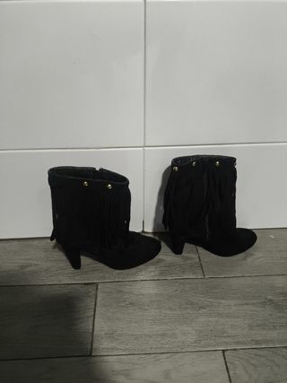 Botines tacón flecos negros