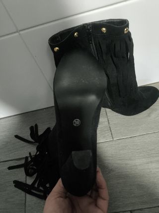 Botines tacón flecos negros