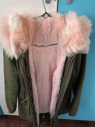 Abrigo verde con capucha y pelo rosa