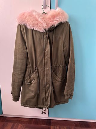 Abrigo verde con capucha y pelo rosa