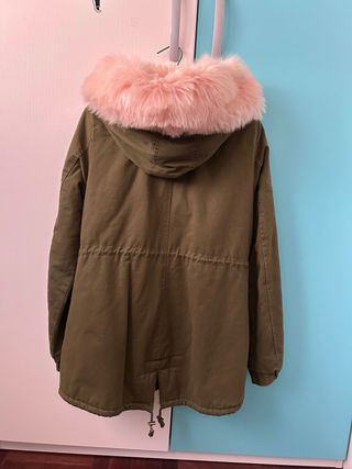 Abrigo verde con capucha y pelo rosa