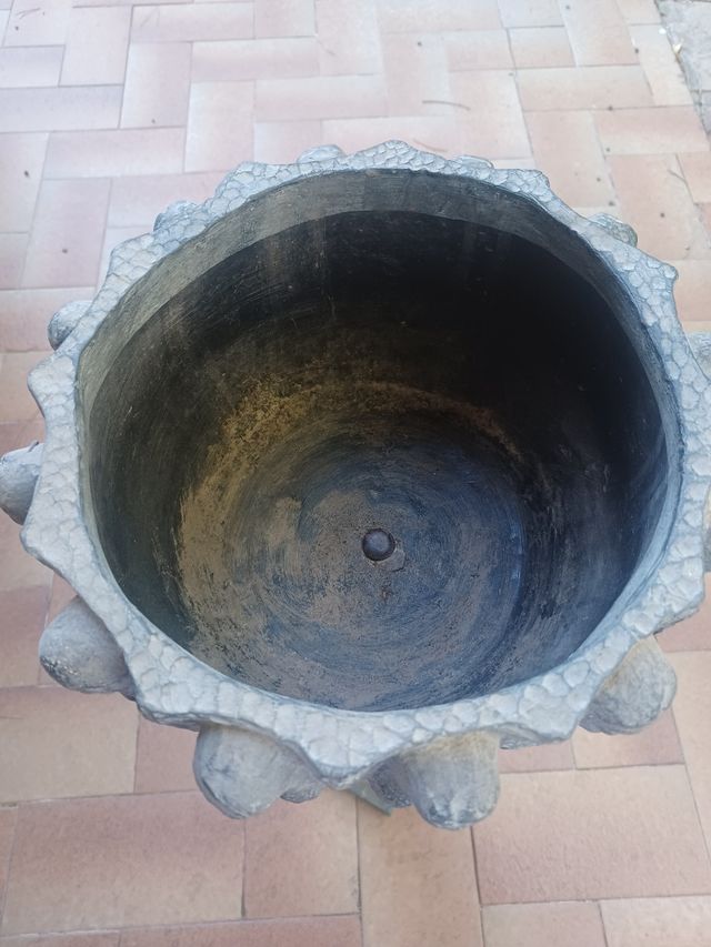 Macetero de terracota con figuras