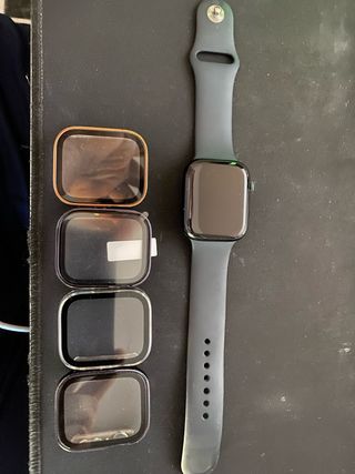 Apple Watch 8 con fundas protectoras