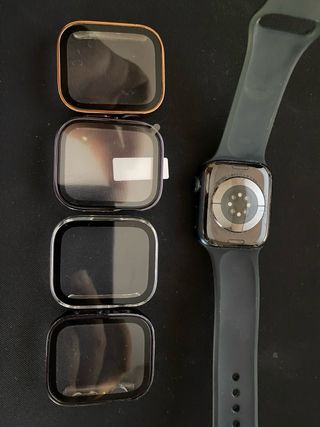 Apple Watch 8 con fundas protectoras