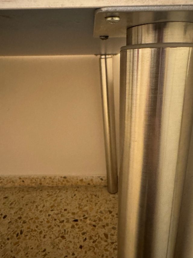 Mesa blanca con patas metálicas