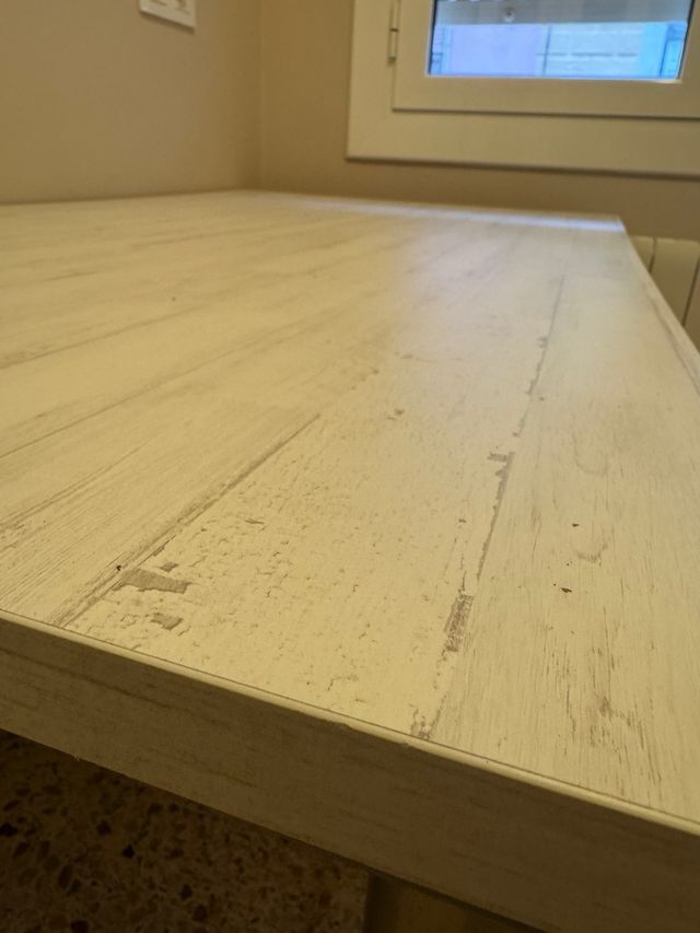 Mesa blanca con patas metálicas