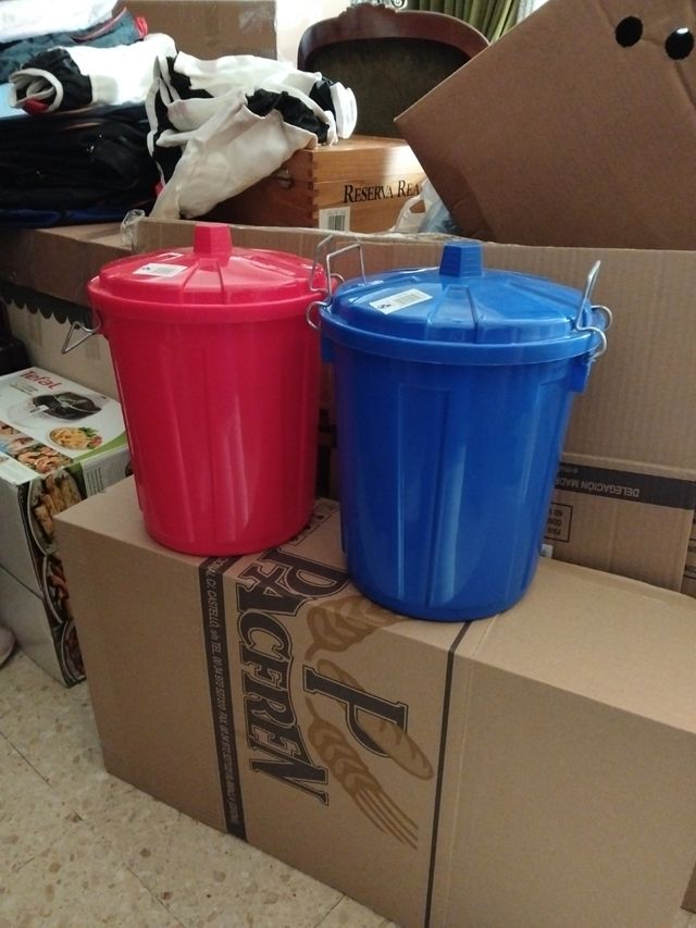 Cubo de basura pequeño rojo