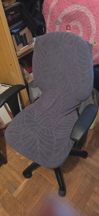 Silla de oficina gris con funda