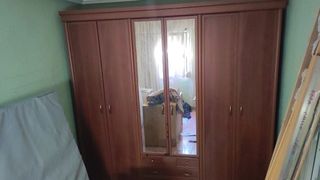 Armario de madera con puertas de espejo