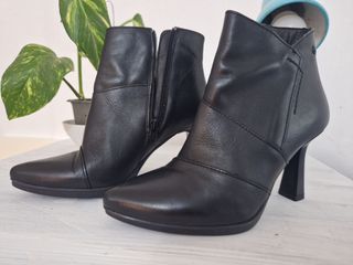 Botines de piel negros