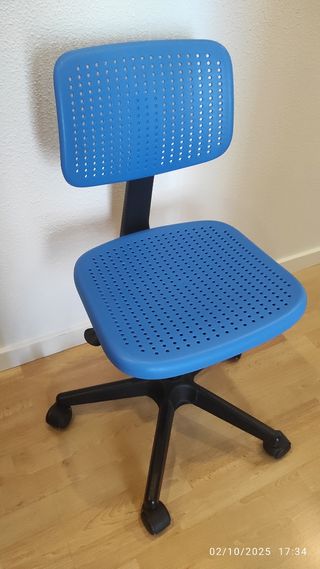 Silla de oficina Ikea con ruedas azul