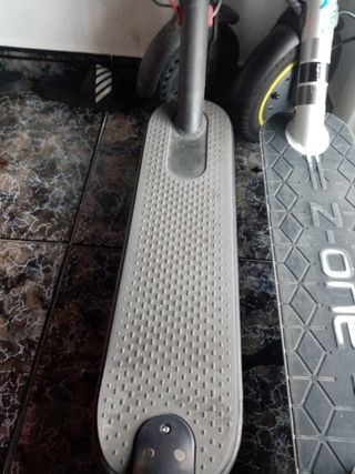 Patinete eléctrico gris