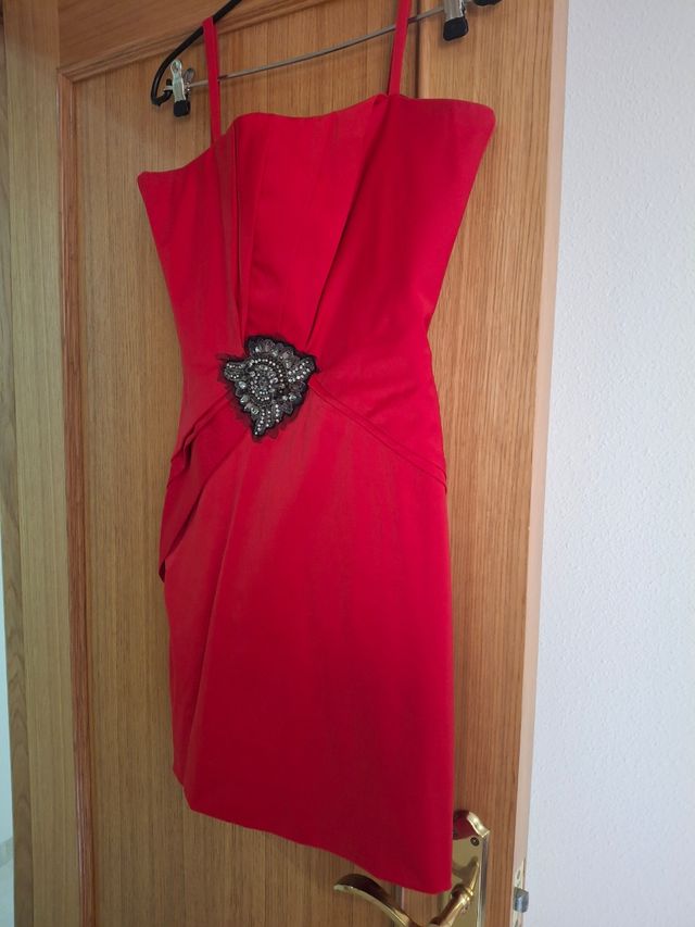 Vestido rojo con pedrería talla M