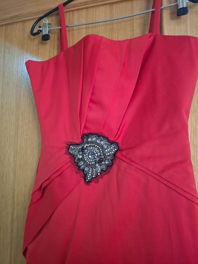 Vestido rojo con pedrería talla M