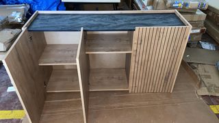 Mueble de madera y piedra