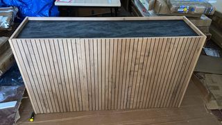 Mueble de madera y piedra