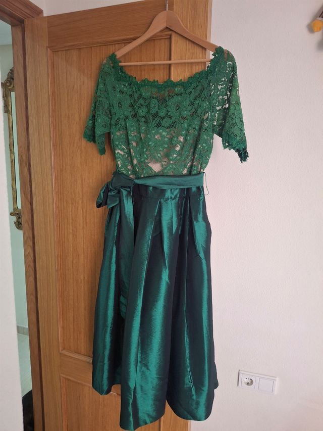 Vestido verde encaje y falda satinada