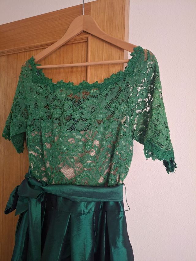 Vestido verde encaje y falda satinada