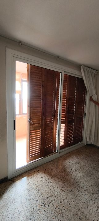 Puerta corredera de aluminio
2'32 alto-2'55 ancho 