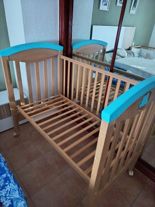 Cuna de bebé de madera