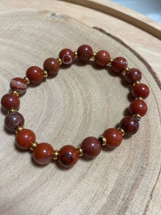 Pulsera elástica jaspe rojo y A.Inox dorado