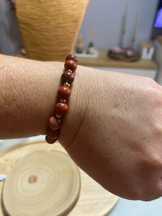 Pulsera elástica jaspe rojo y A.Inox dorado