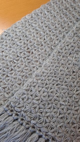 Bufanda tejida a mano gris 190x23cm