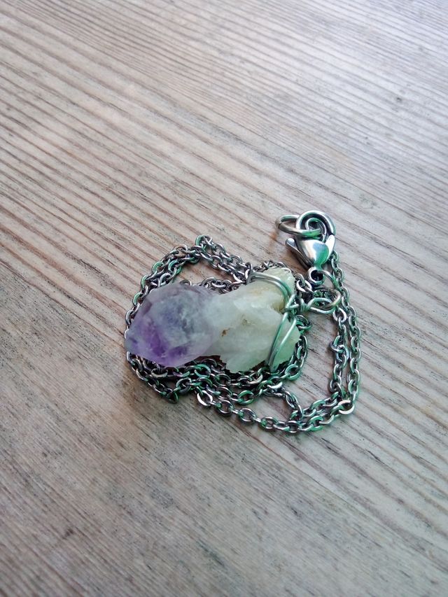 Cristallo di Ametista grezzo con catenina