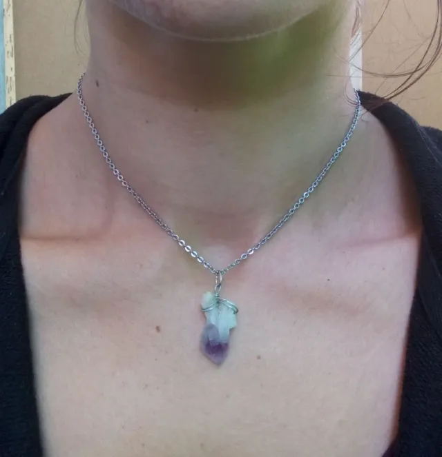 Cristallo di Ametista grezzo con catenina