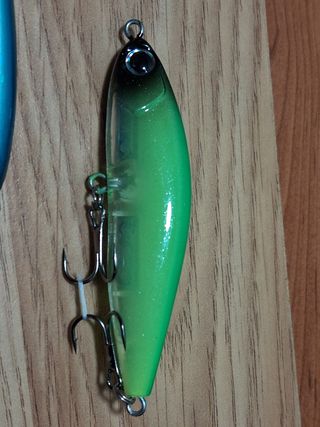 Señuelos de pesca variados