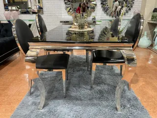 MESA DE CRISTAL CON PATAS DE METAL Y 4 SILLAS