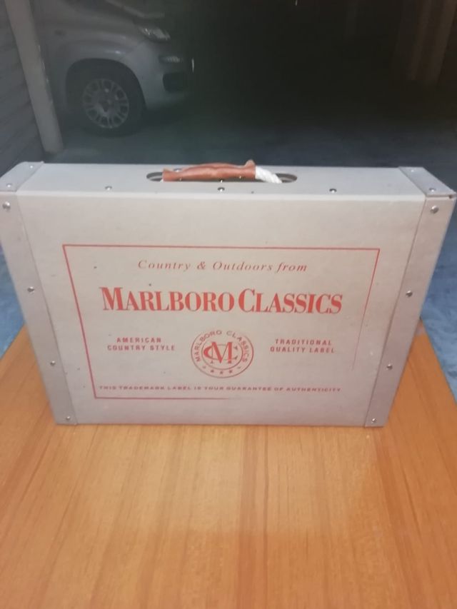 Valigetta Marlboro Classics con borchie