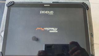 Tablet Huawei Negra con Funda Gris