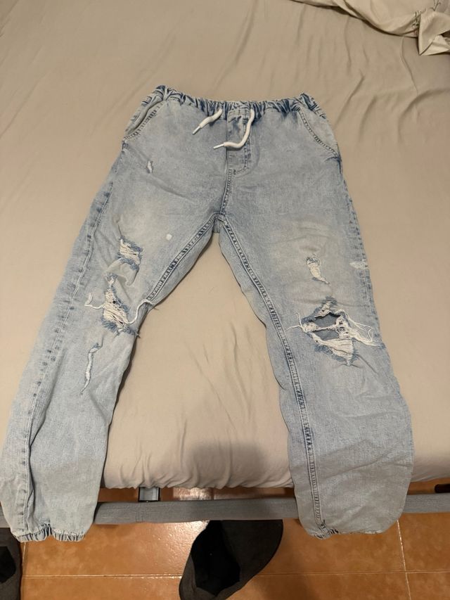 Pantalón vaquero desgastado