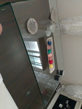 Mesa de cristal y madera