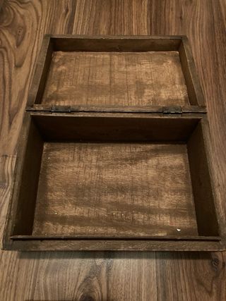 Caja y organizador de cartas de madera tallada
