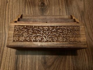 Caja y organizador de cartas de madera tallada