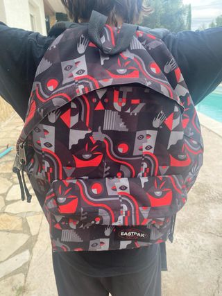 Mochila Eastpak juvenil diseño, muy buen estado.

