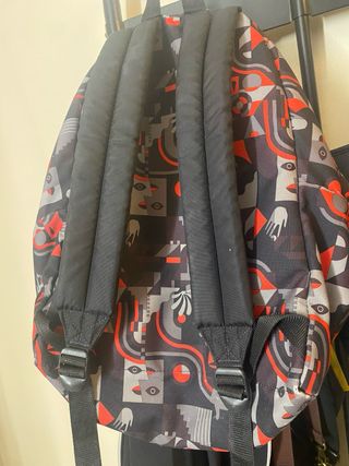 Mochila Eastpak juvenil diseño, muy buen estado.

