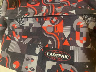 Mochila Eastpak juvenil diseño, muy buen estado.


