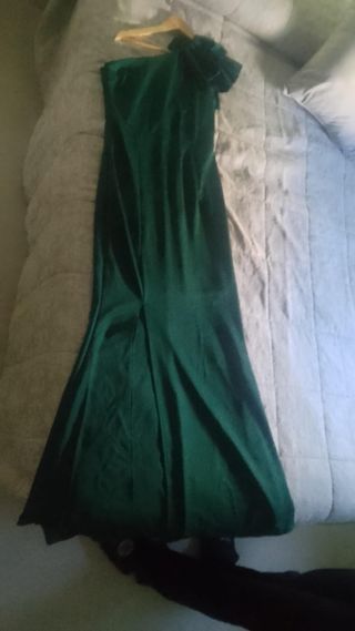 Vestido de fiesta verde con flor