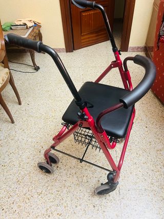 Andador con asiento y cesta