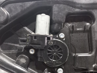 ELEVALUNAS DELANTERO DERECHO MAZDA 3 BERLINA / SE