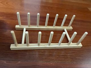 Estante de madera para platos