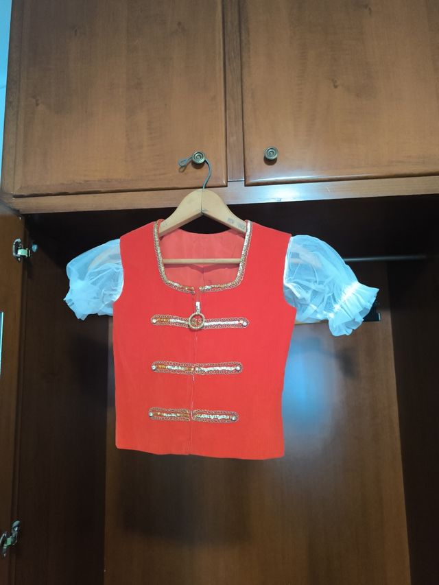 Cuerpo domadora circo rojo