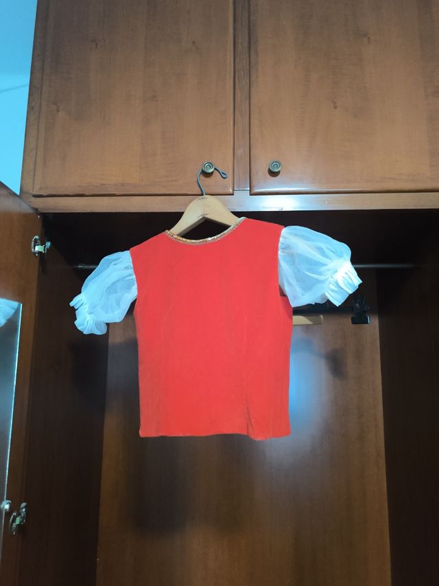 Cuerpo domadora circo rojo