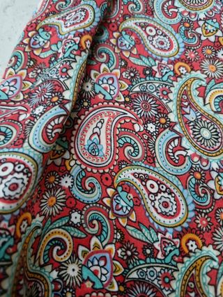 Vestido satén estampado paisley